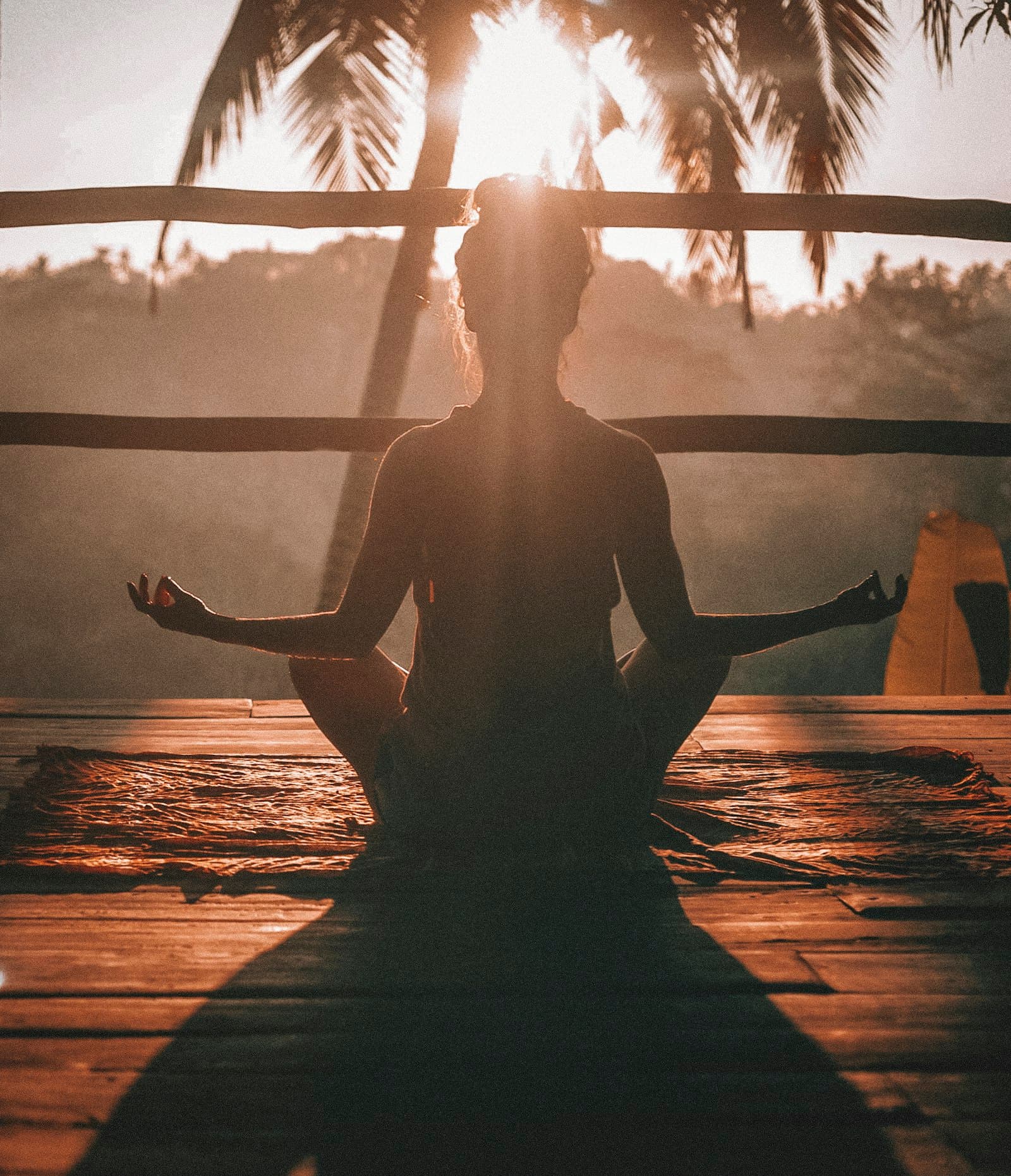 Persona en meditación en un espacio cálido de bienestar holístico